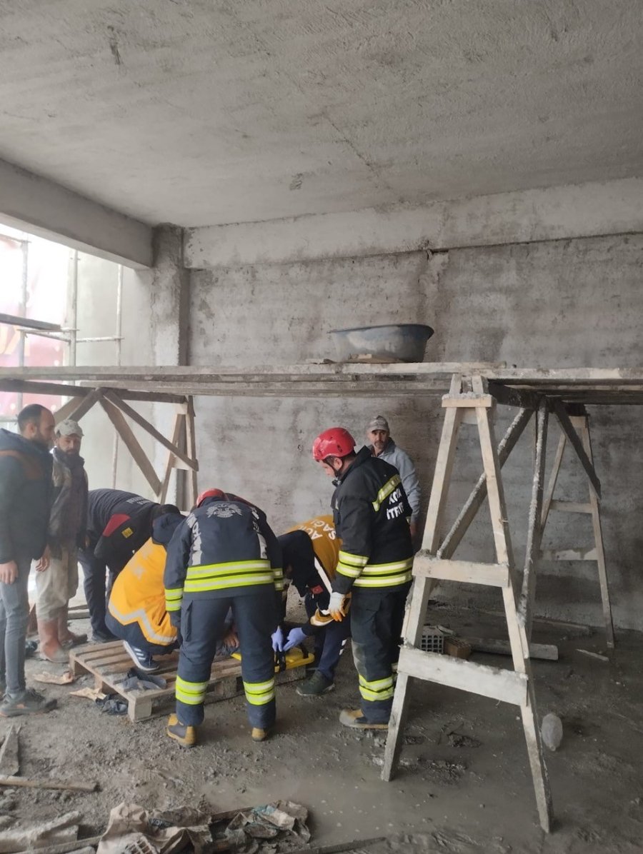 İnşaatta İskeleden Düşen İşçi Hastanelik Oldu