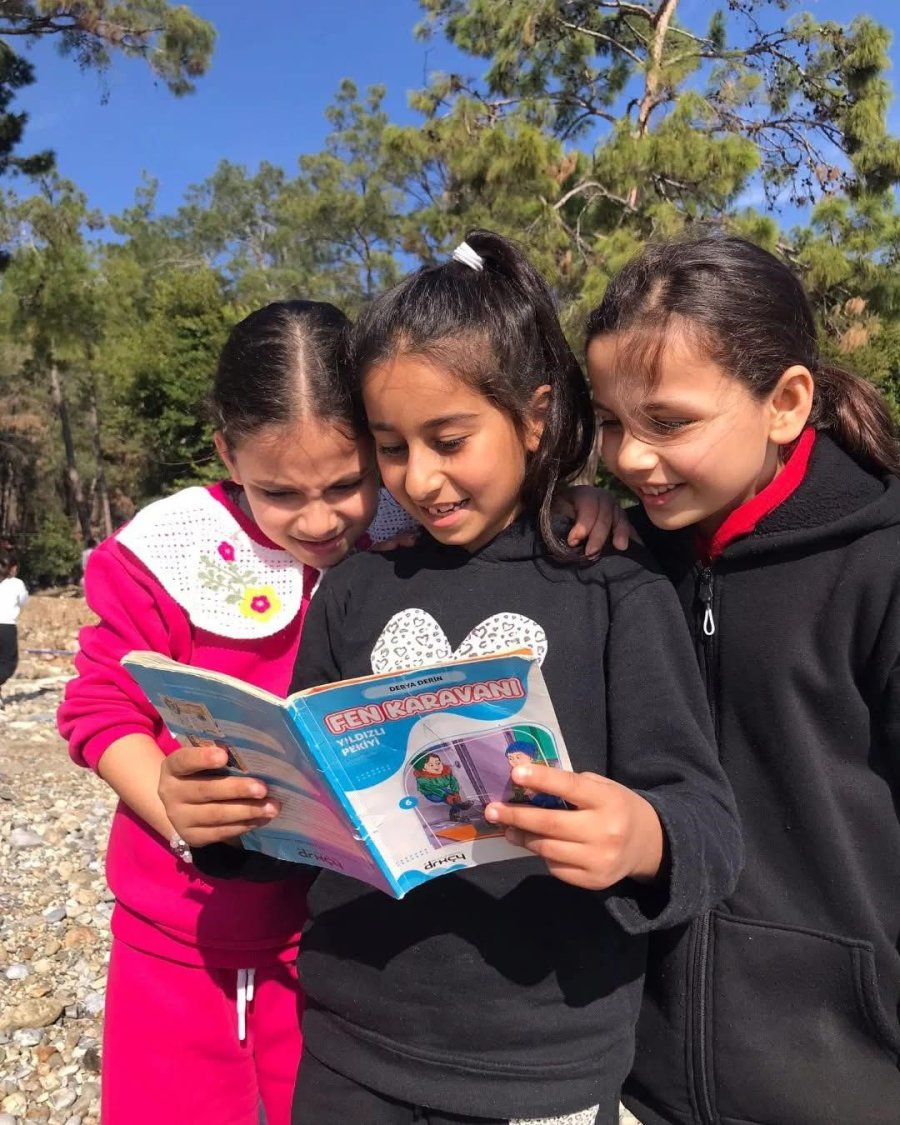 Bozyazı’da Öğrenciler Sahilde Kitap Okudu