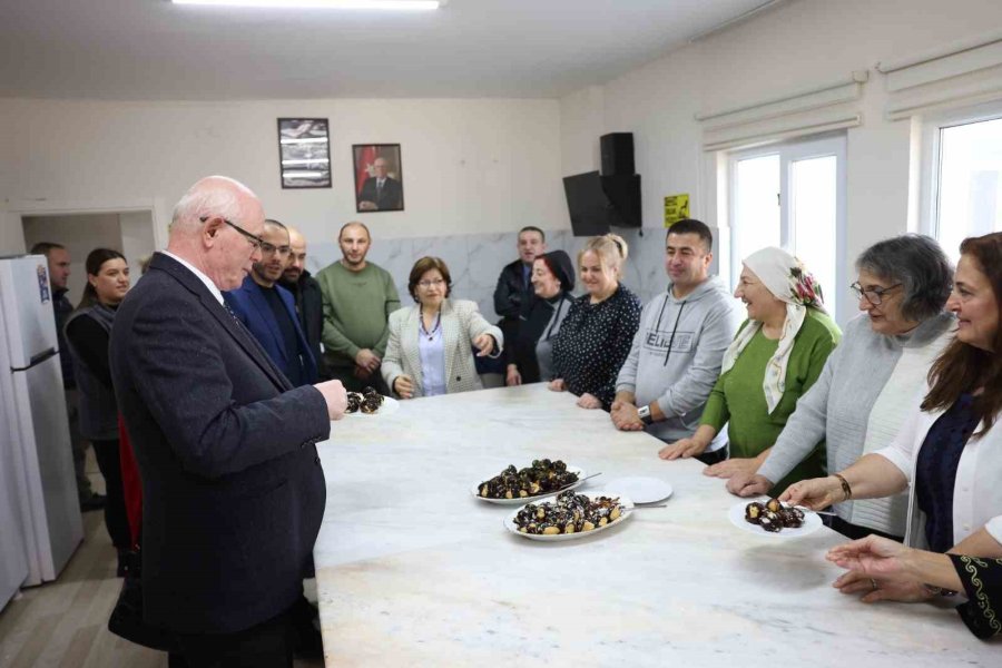 Başkan Kurt, Atölyelere Katılan Kadınlar Ve Yaşam Merkezi Müdavimleriyle Buluştu