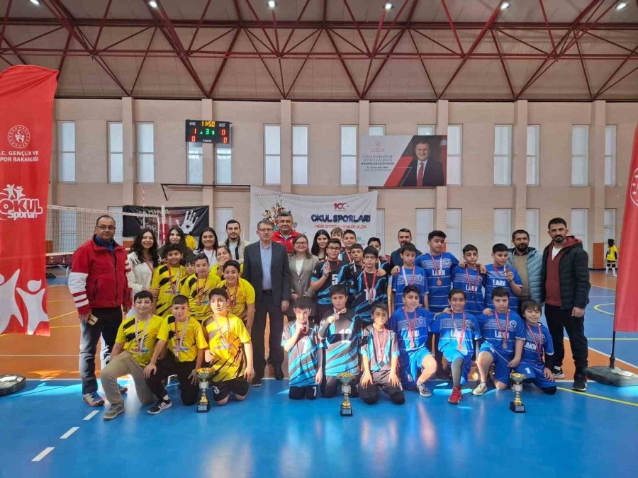 Okul Sporları Voleybol Küçük Erkek Ve Kız Maçları Sona Erdi