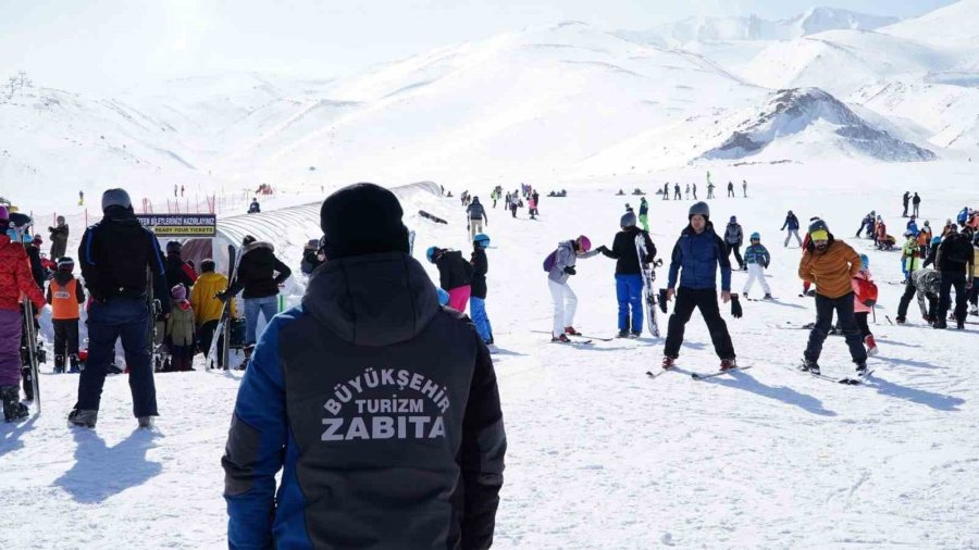 Büyükşehir Zabıtası Huzur Ve Esenlik İçin 7/24 Görevde