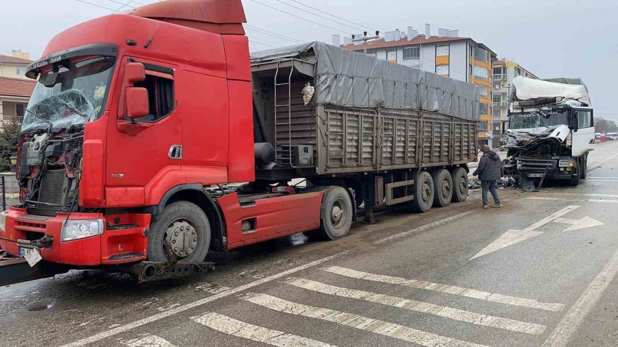 Konya’da Tırlar Çarpıştı: 1 Yaralı