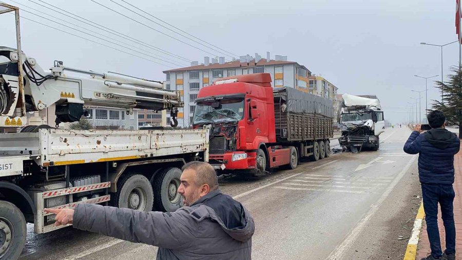 Konya’da Tırlar Çarpıştı: 1 Yaralı