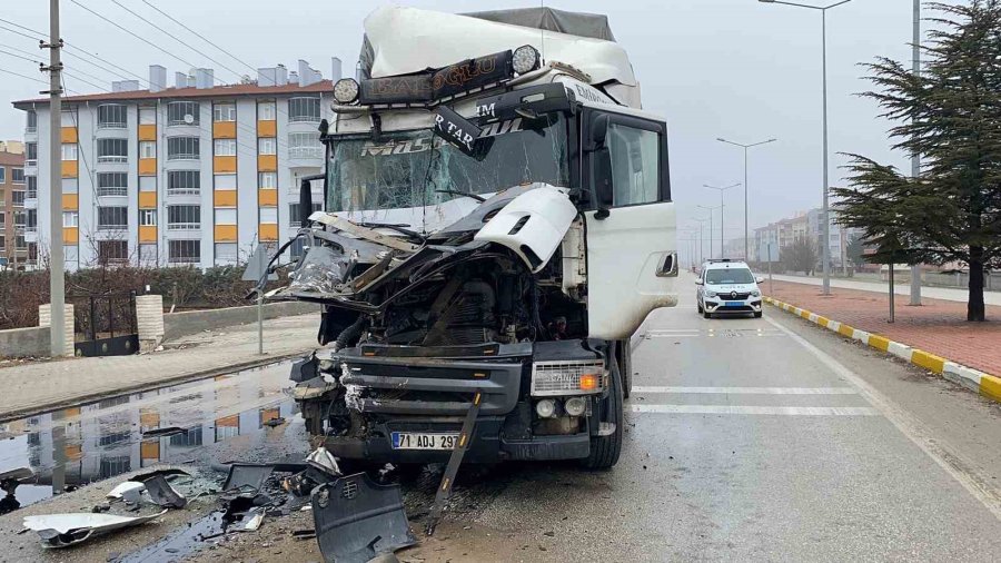 Konya’da Tırlar Çarpıştı: 1 Yaralı