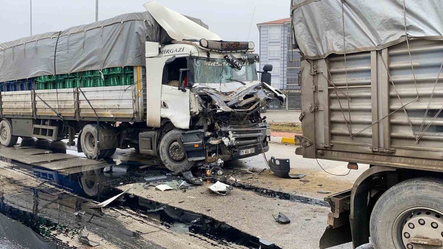 Konya’da Tırlar Çarpıştı: 1 Yaralı