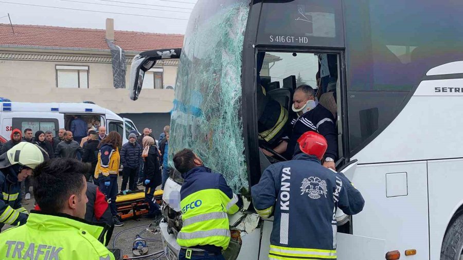 Konya’da Otobüs Ve Otomobillerin De Karıştığı 6 Araçlı Zincirleme Kaza: 5 Yaralı