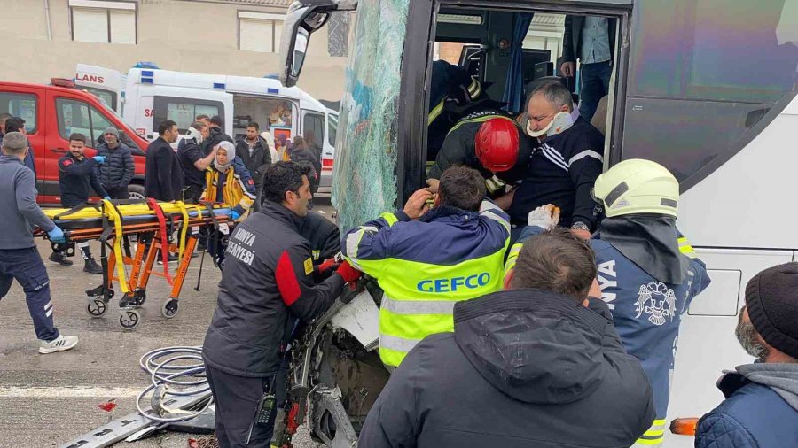 Konya’da Otobüs Ve Otomobillerin De Karıştığı 6 Araçlı Zincirleme Kaza: 5 Yaralı