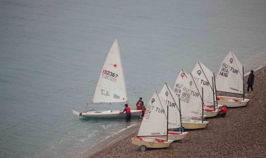 Antalya’da Yağmur Altında Deniz Keyfi