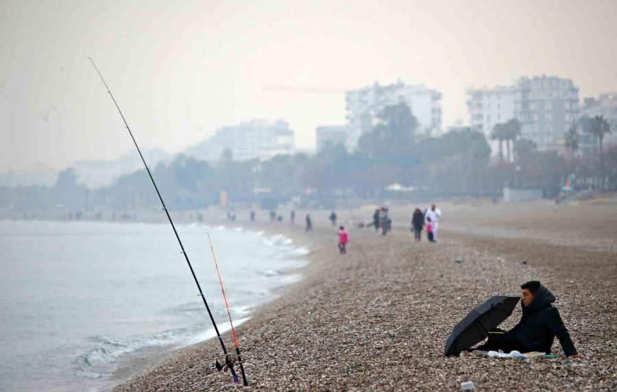 Antalya’da Yağmur Altında Deniz Keyfi