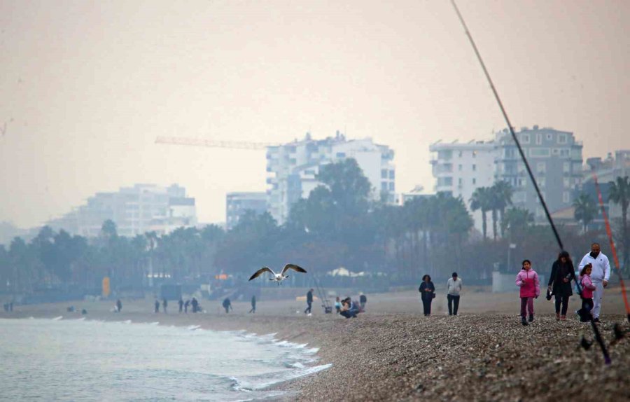 Antalya’da Yağmur Altında Deniz Keyfi