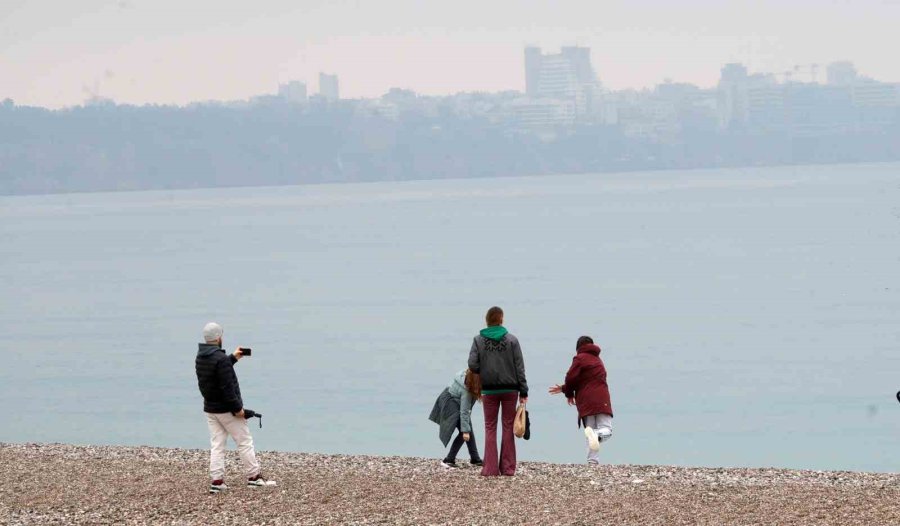 Antalya’da Yağmur Altında Deniz Keyfi