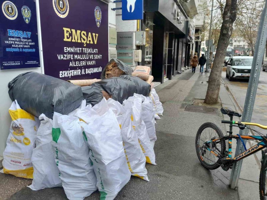 Kaldırıma Bırakılan İnşaat Atıkları Tepkiye Neden Oldu