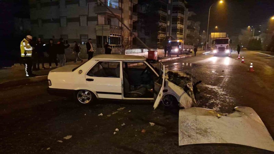 Karaman’da Otomobil Aydınlatma Direğine Çarptı: 2 Yaralı