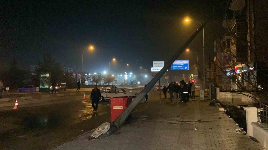 Karaman’da Otomobil Aydınlatma Direğine Çarptı: 2 Yaralı