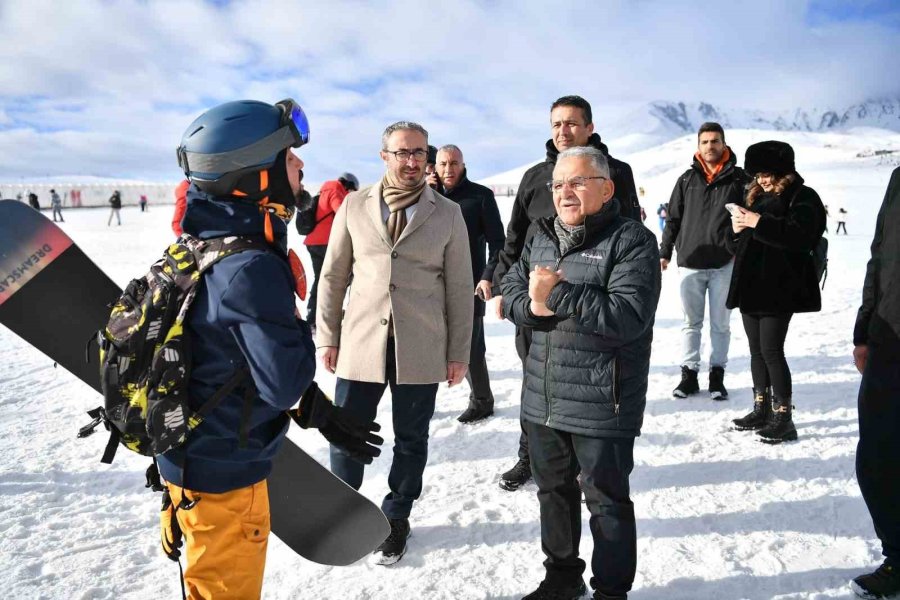 Başkan Büyükkılıç, Turistlerle Dolup Taşan Erciyes’i Ziyaret Etti