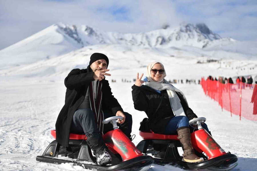 Başkan Büyükkılıç, Turistlerle Dolup Taşan Erciyes’i Ziyaret Etti