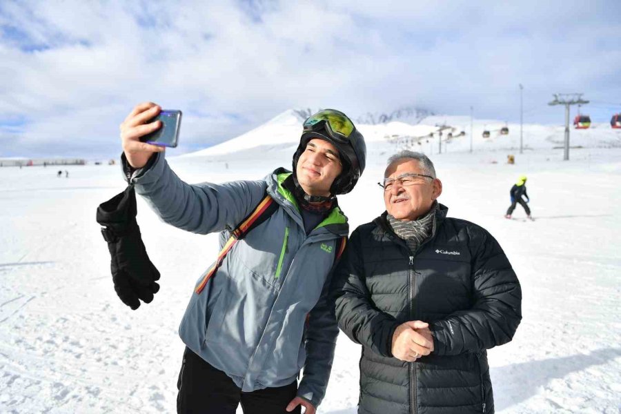 Başkan Büyükkılıç, Turistlerle Dolup Taşan Erciyes’i Ziyaret Etti