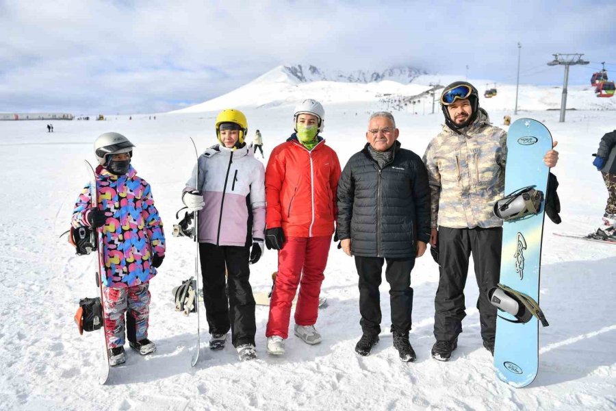 Başkan Büyükkılıç, Turistlerle Dolup Taşan Erciyes’i Ziyaret Etti