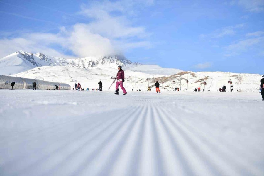 Başkan Büyükkılıç, Turistlerle Dolup Taşan Erciyes’i Ziyaret Etti