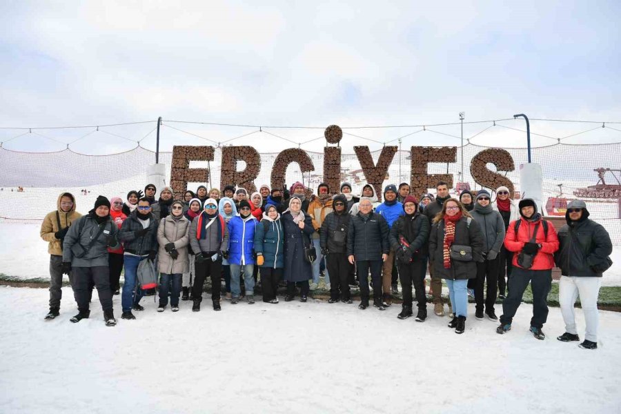 Başkan Büyükkılıç, Turistlerle Dolup Taşan Erciyes’i Ziyaret Etti