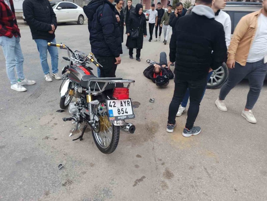 Otomobil İle Motosikletin Çapıştığı Kaza Kamerada