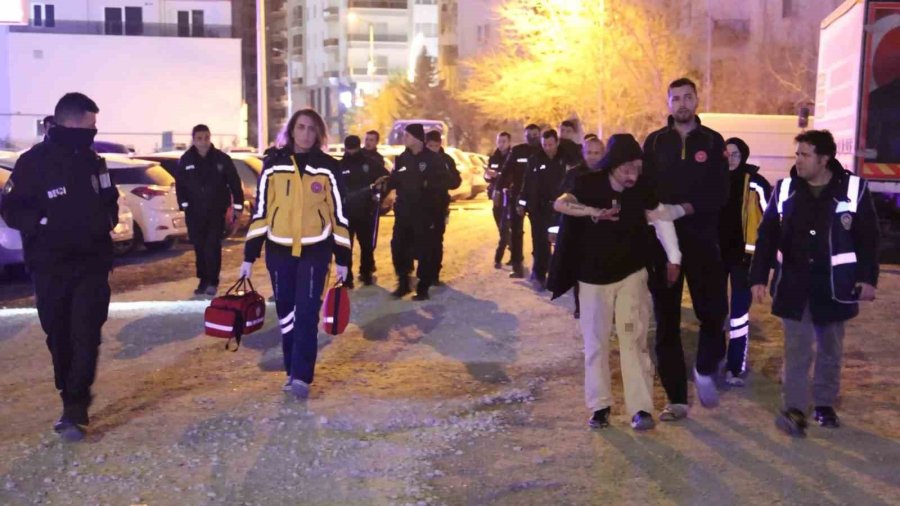 “kaybedecek Bir Şeyim Yok” Diyen Şahıs Bıçakla Kendini Yaraladı