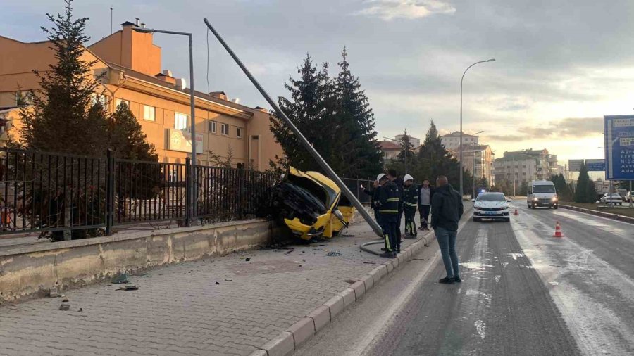 Karaman’da Kontrolden Çıkan Ticari Taksi Çarptığı Duvarda Asılı Kaldı: 1 Yaralı