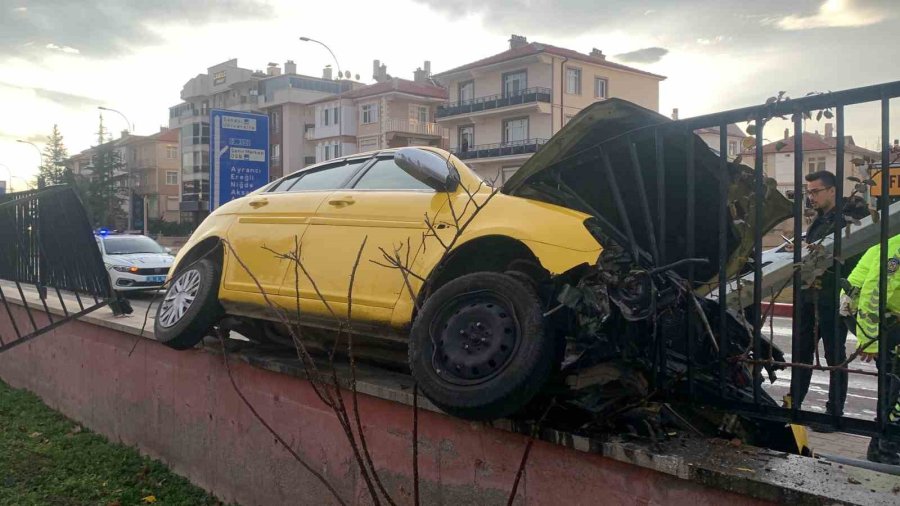 Karaman’da Kontrolden Çıkan Ticari Taksi Çarptığı Duvarda Asılı Kaldı: 1 Yaralı