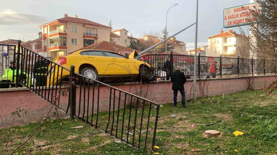 Karaman’da Kontrolden Çıkan Ticari Taksi Çarptığı Duvarda Asılı Kaldı: 1 Yaralı