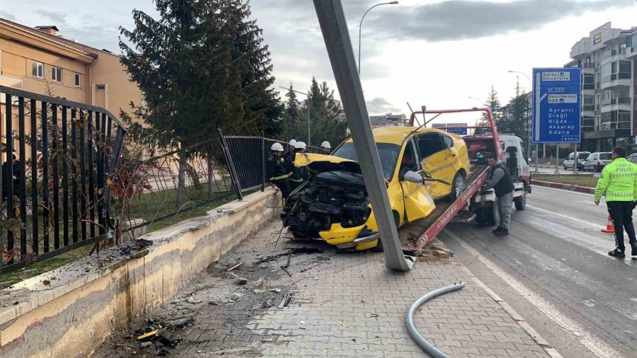 Karaman’da Kontrolden Çıkan Ticari Taksi Çarptığı Duvarda Asılı Kaldı: 1 Yaralı