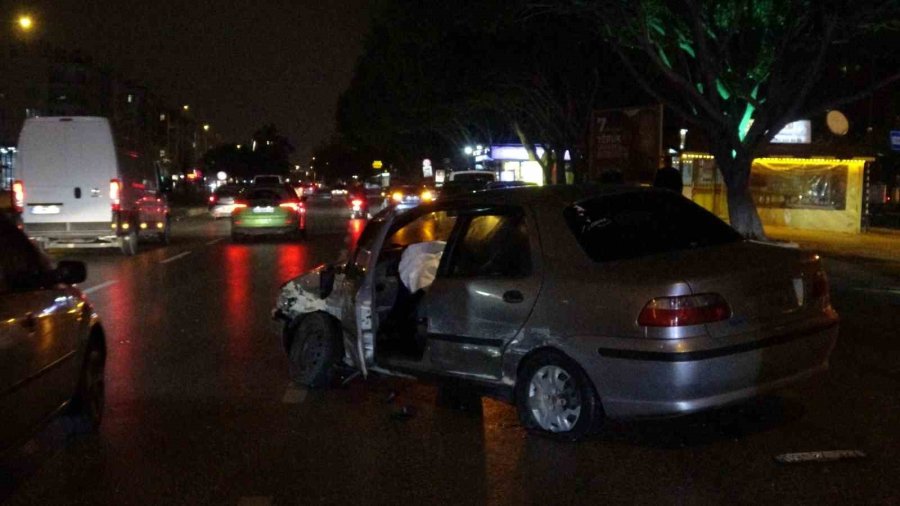 Kavşaktaki Kazada Hurdaya Dönen Araçlardan Burunları Bile Kanamadan Çıktılar