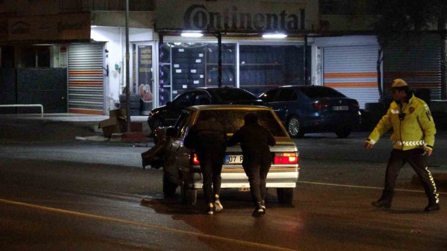 Kavşaktaki Kazada Hurdaya Dönen Araçlardan Burunları Bile Kanamadan Çıktılar