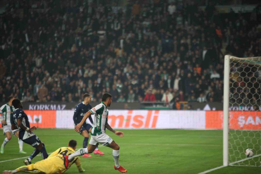 Trendyol Süper Lig: Konyaspor: 2 - Fenerbahçe: 2 (ilk Yarı)