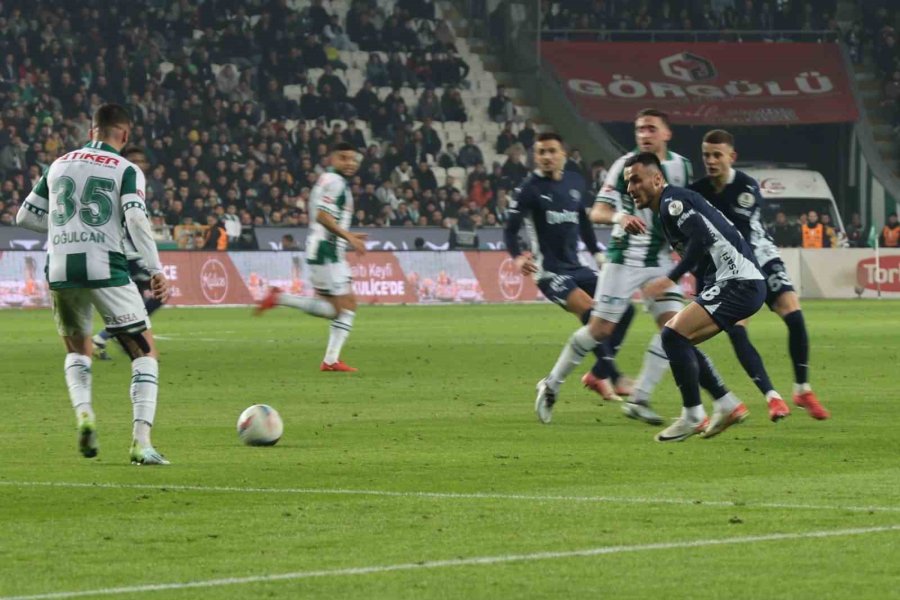 Trendyol Süper Lig: Konyaspor: 2 - Fenerbahçe: 2 (ilk Yarı)