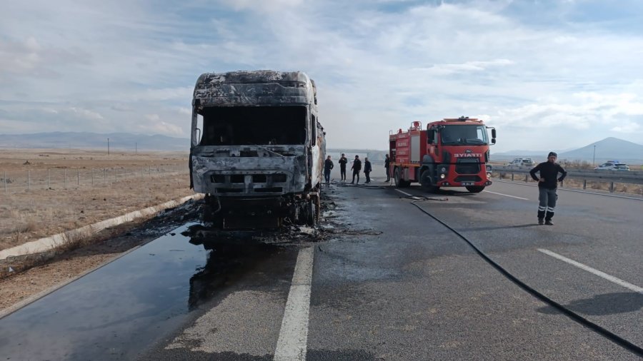 Aksaray’da Alev Alan Mandalina Yüklü Tır Küle Döndü