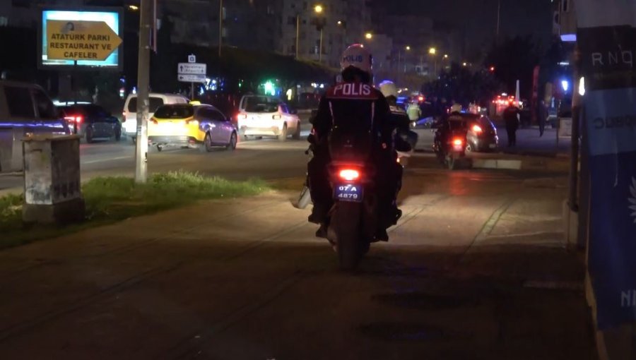 Antalya’da Motosikletli Polis Timi İle Otomobil Çarpıştı: 1 Polis Yaralandı