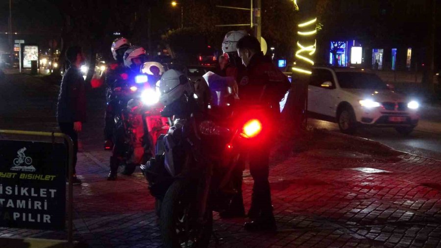 Antalya’da Motosikletli Polis Timi İle Otomobil Çarpıştı: 1 Polis Yaralandı