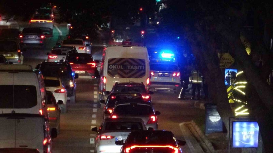 Antalya’da Motosikletli Polis Timi İle Otomobil Çarpıştı: 1 Polis Yaralandı