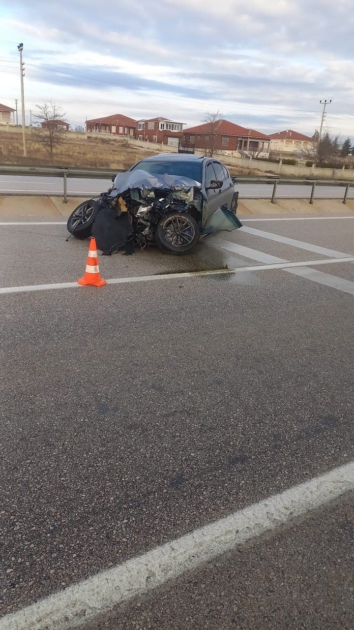 Kontrolden Çıkan Otomobil Bariyerlere Çarptı: 1 Yaralı