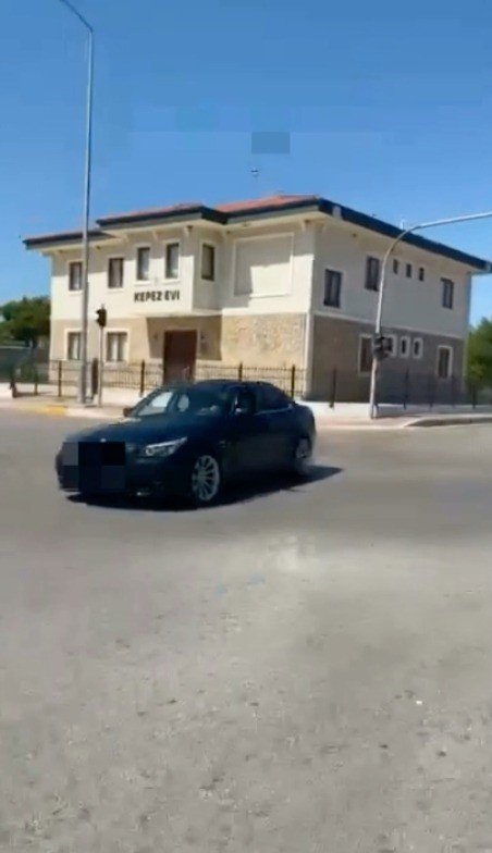 Drift Kazayla Bitti, Motosiklette Akrobatik Hareketler Polisin Radarına Takıldı