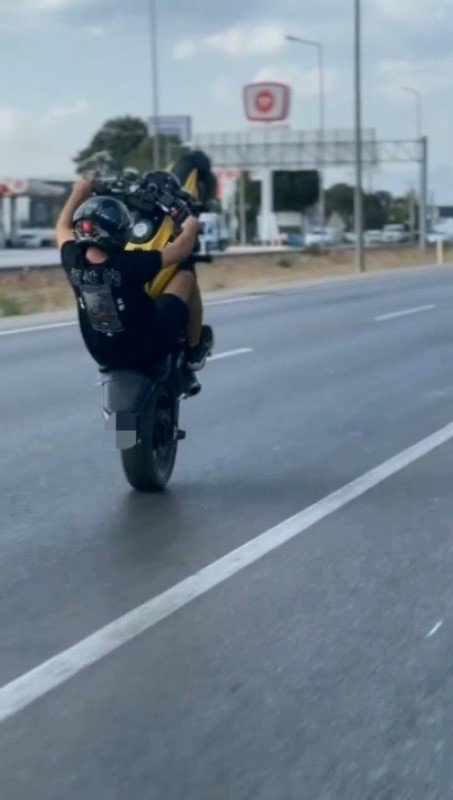 Drift Kazayla Bitti, Motosiklette Akrobatik Hareketler Polisin Radarına Takıldı