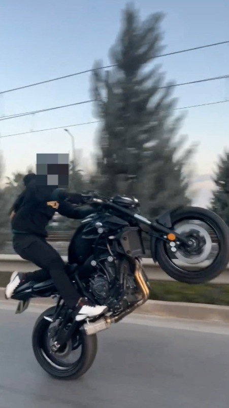 Drift Kazayla Bitti, Motosiklette Akrobatik Hareketler Polisin Radarına Takıldı