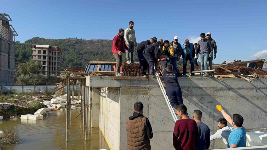 İnşaat Halindeki Binada Kalıplar Göçtü: 3 İşçi Yaralandı