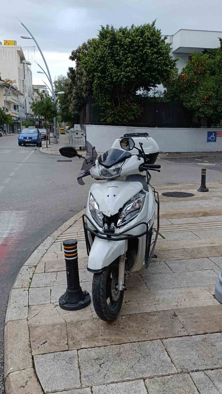 Otomobille Çarpışan Motosikletli Yaralandı