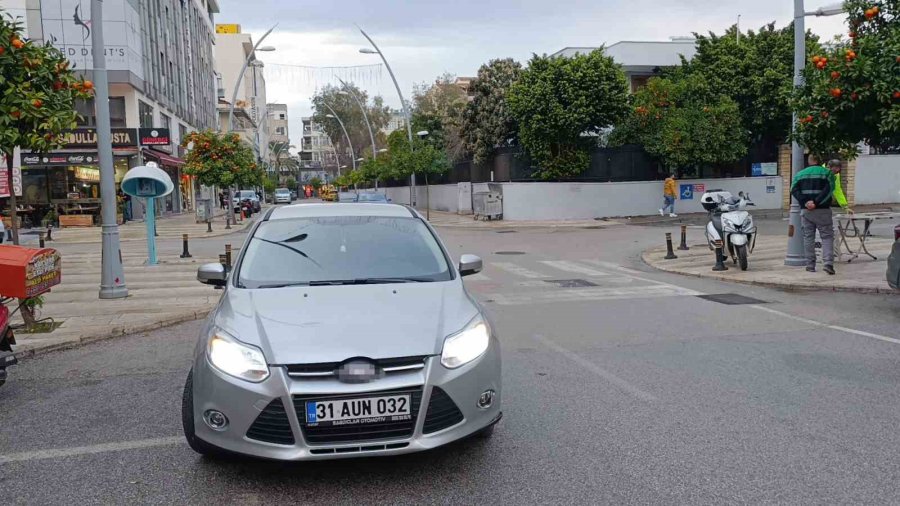 Otomobille Çarpışan Motosikletli Yaralandı