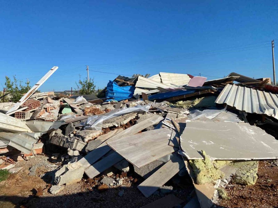 Antalya’da Yıkım Gerginliği Devam Etti, Evi Yıkılan Kadın Gözyaşlarına Boğuldu