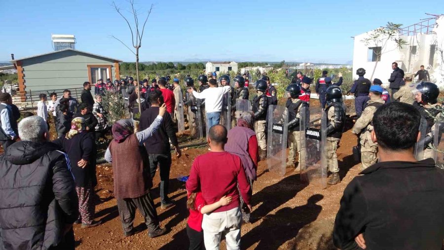 Antalya’da Yıkım Gerginliği Devam Etti, Evi Yıkılan Kadın Gözyaşlarına Boğuldu