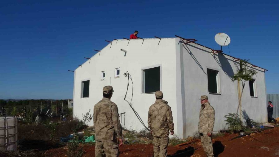 Antalya’da Yıkım Gerginliği Devam Etti, Evi Yıkılan Kadın Gözyaşlarına Boğuldu