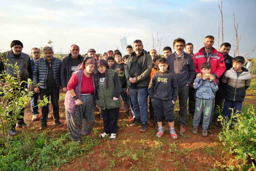 Elinde Orakla Çatıya Çıkıp Evini Yıktırmamak İçin Direndi