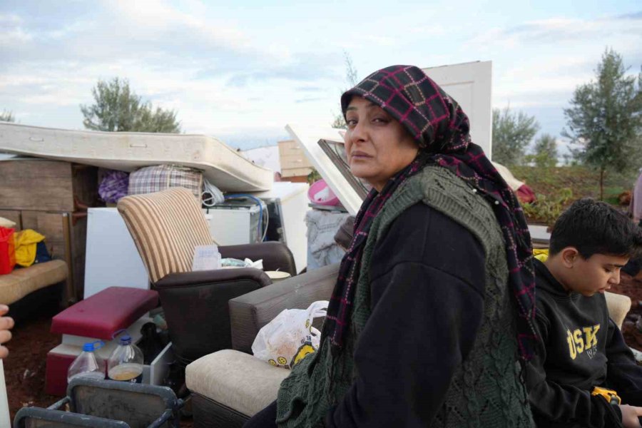 Elinde Orakla Çatıya Çıkıp Evini Yıktırmamak İçin Direndi